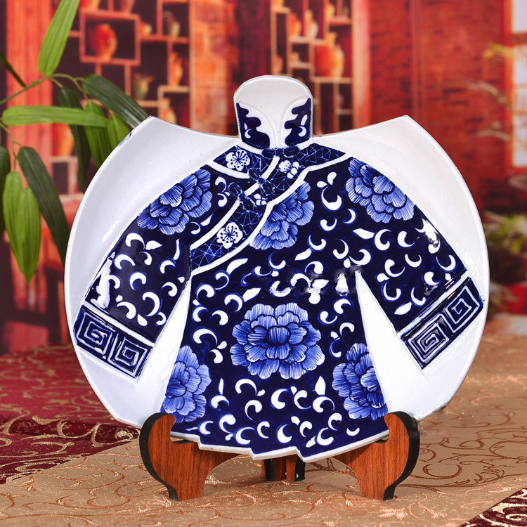 創(chuàng)意手繪青花瓷民族服裝景德鎮(zhèn)陶瓷復古掛盤擺