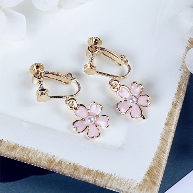 可愛氣質的櫻花粉珍珠耳環(huán)