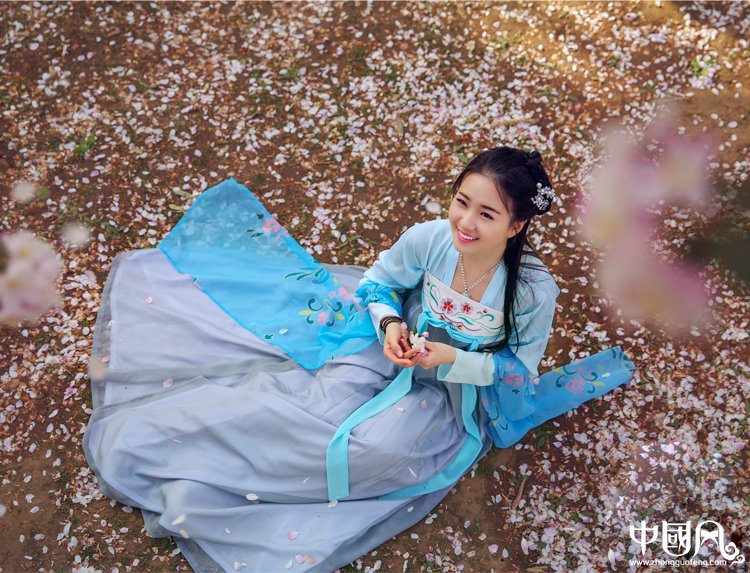 淡灰色刺繡齊胸襦裙?jié)h服