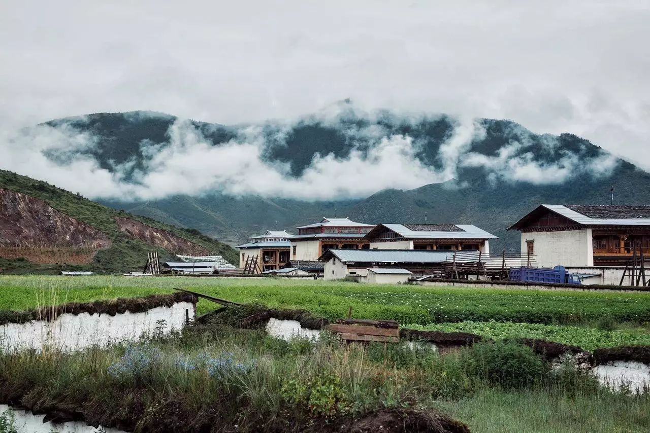 香格里拉薩洛頤度假酒店，以上帝視角看納帕海