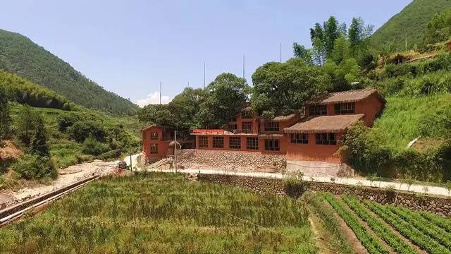 螞蟻尚墅，在山谷的花田美舍里生活