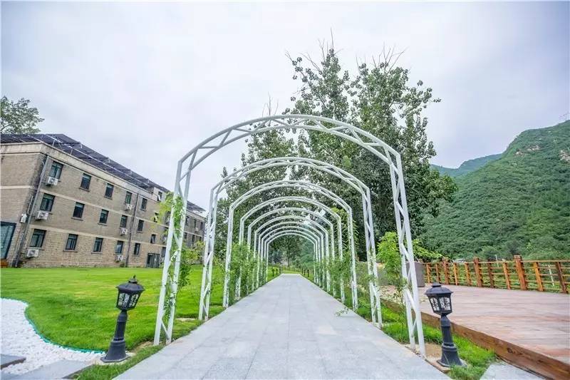 北京金岳臺(tái)溫泉酒店，承載著上個(gè)世紀(jì)的老磚樓