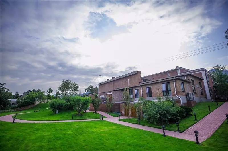 北京金岳臺(tái)溫泉酒店，承載著上個(gè)世紀(jì)的老磚樓