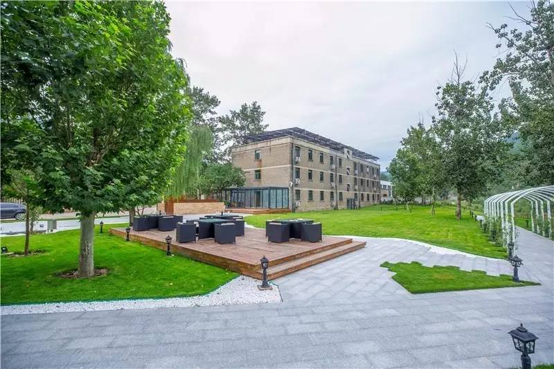 北京金岳臺(tái)溫泉酒店，承載著上個(gè)世紀(jì)的老磚樓