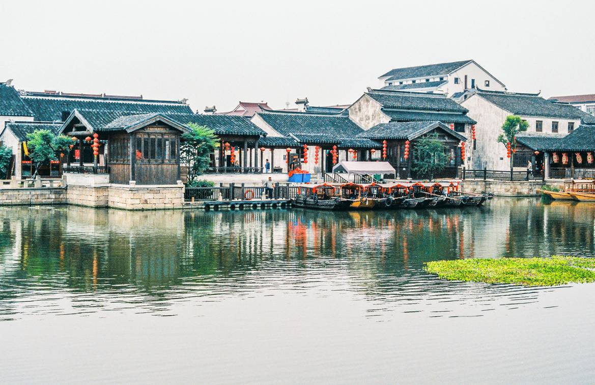 塘棲古鎮(zhèn)小茶姑娘，古鎮(zhèn)溪邊沐浴清風(fēng)滌蕩心靈