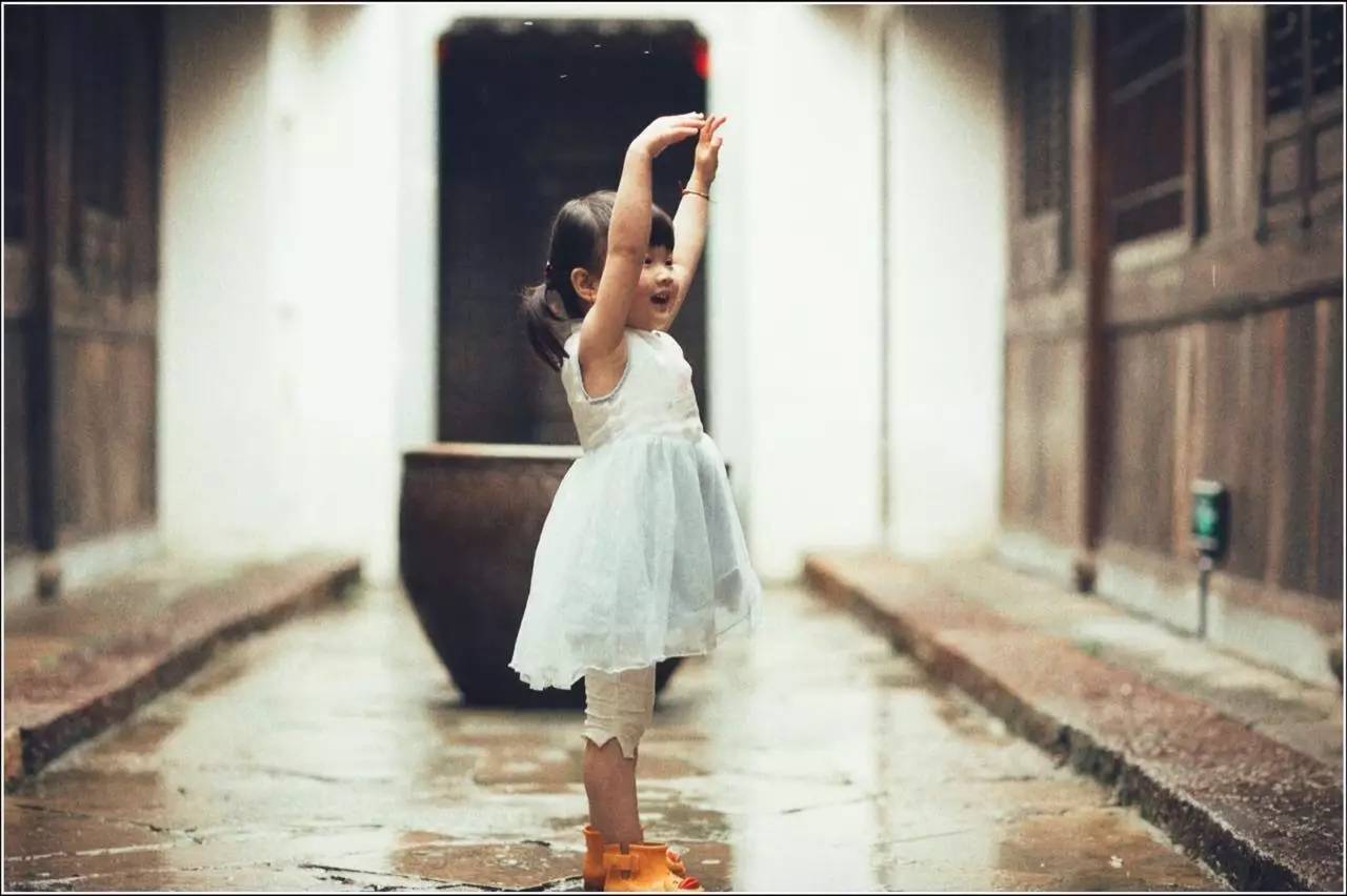 塘棲古鎮(zhèn)小茶姑娘，古鎮(zhèn)溪邊沐浴清風(fēng)滌蕩心靈