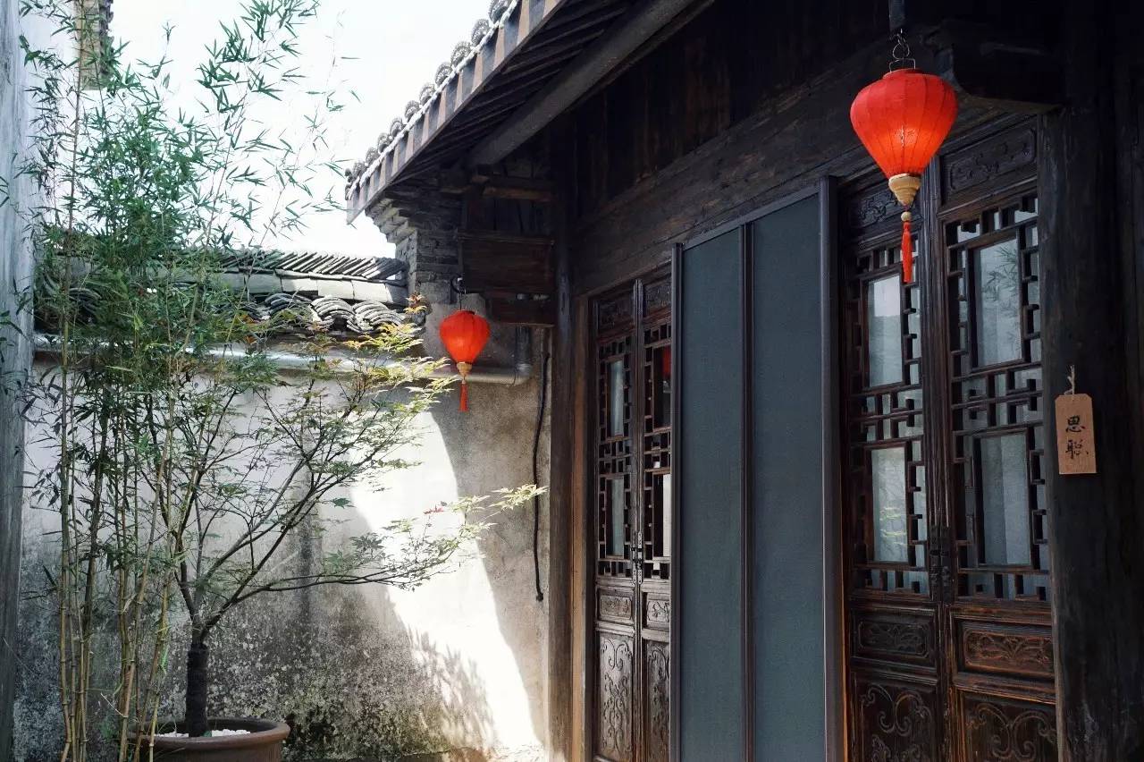 塘棲古鎮(zhèn)小茶姑娘，古鎮(zhèn)溪邊沐浴清風(fēng)滌蕩心靈