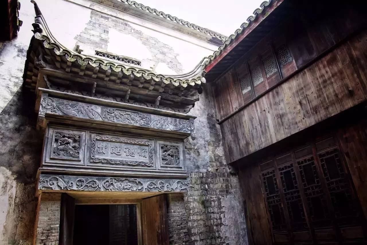 塘棲古鎮(zhèn)小茶姑娘，古鎮(zhèn)溪邊沐浴清風(fēng)滌蕩心靈