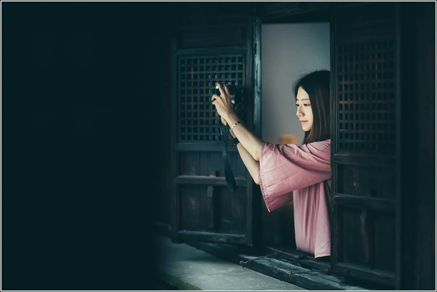 塘棲古鎮(zhèn)小茶姑娘，古鎮(zhèn)溪邊沐浴清風(fēng)滌蕩心靈