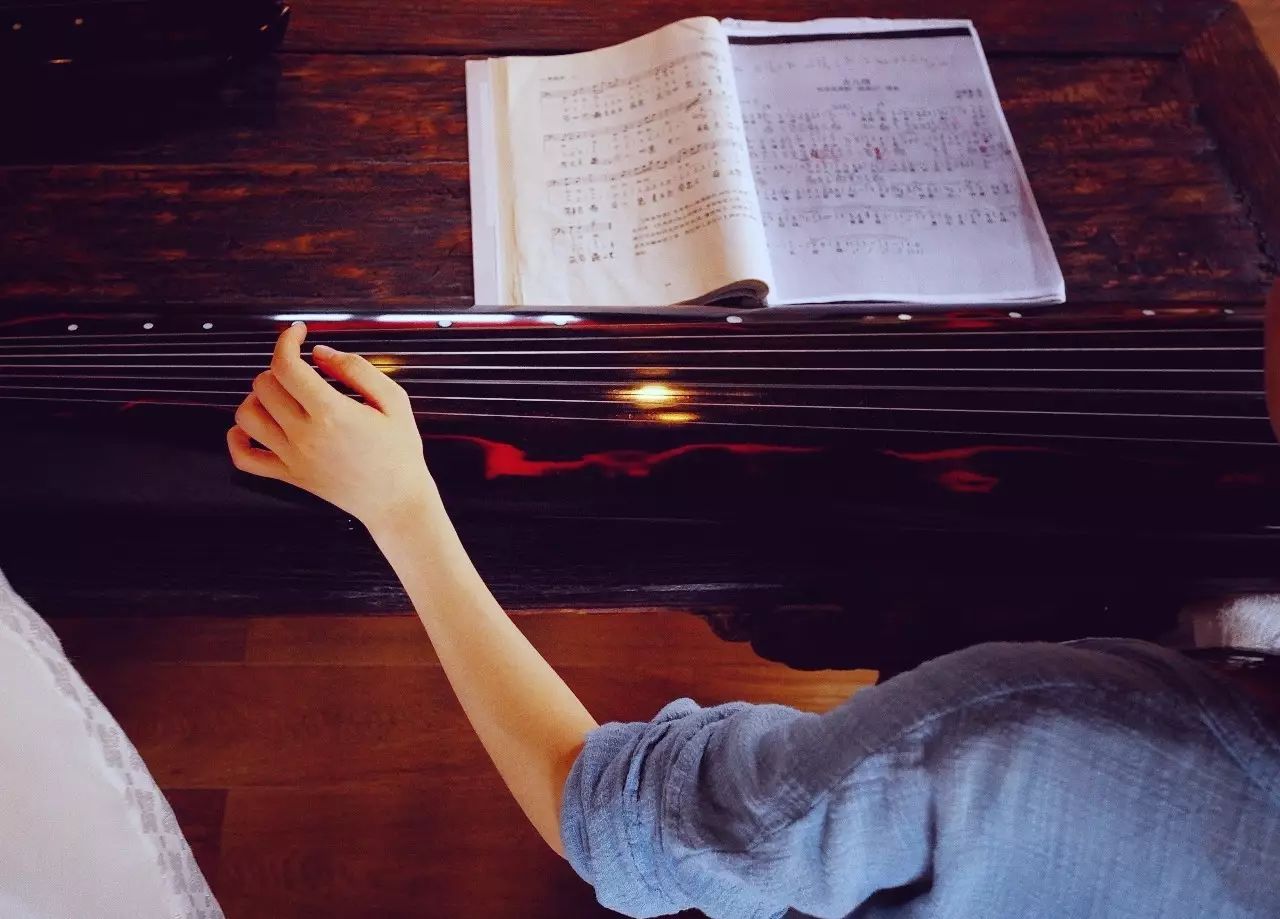 塘棲古鎮(zhèn)小茶姑娘，古鎮(zhèn)溪邊沐浴清風滌蕩心靈