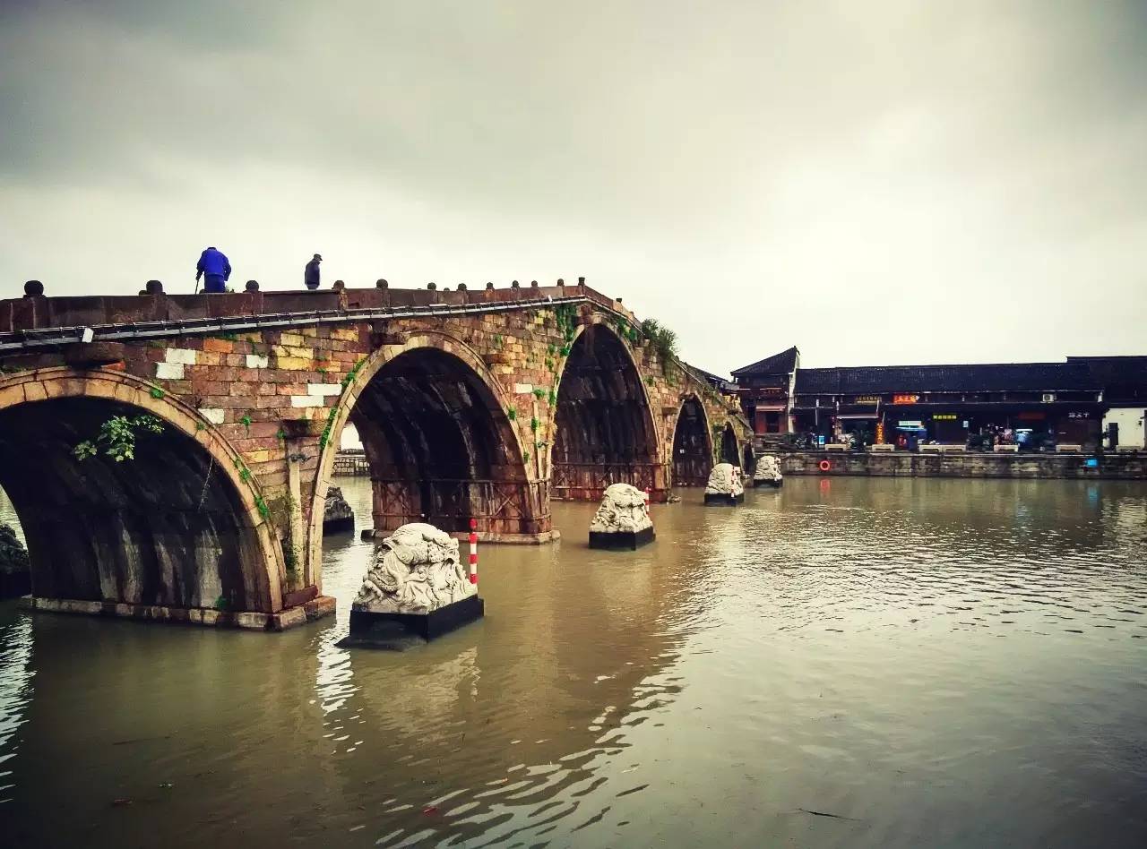 塘棲古鎮(zhèn)小茶姑娘，古鎮(zhèn)溪邊沐浴清風(fēng)滌蕩心靈