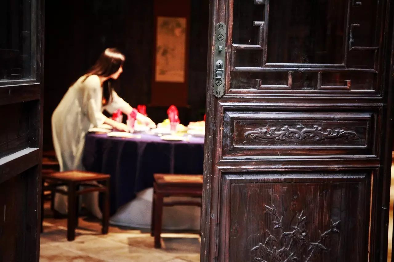 塘棲古鎮(zhèn)小茶姑娘，古鎮(zhèn)溪邊沐浴清風(fēng)滌蕩心靈