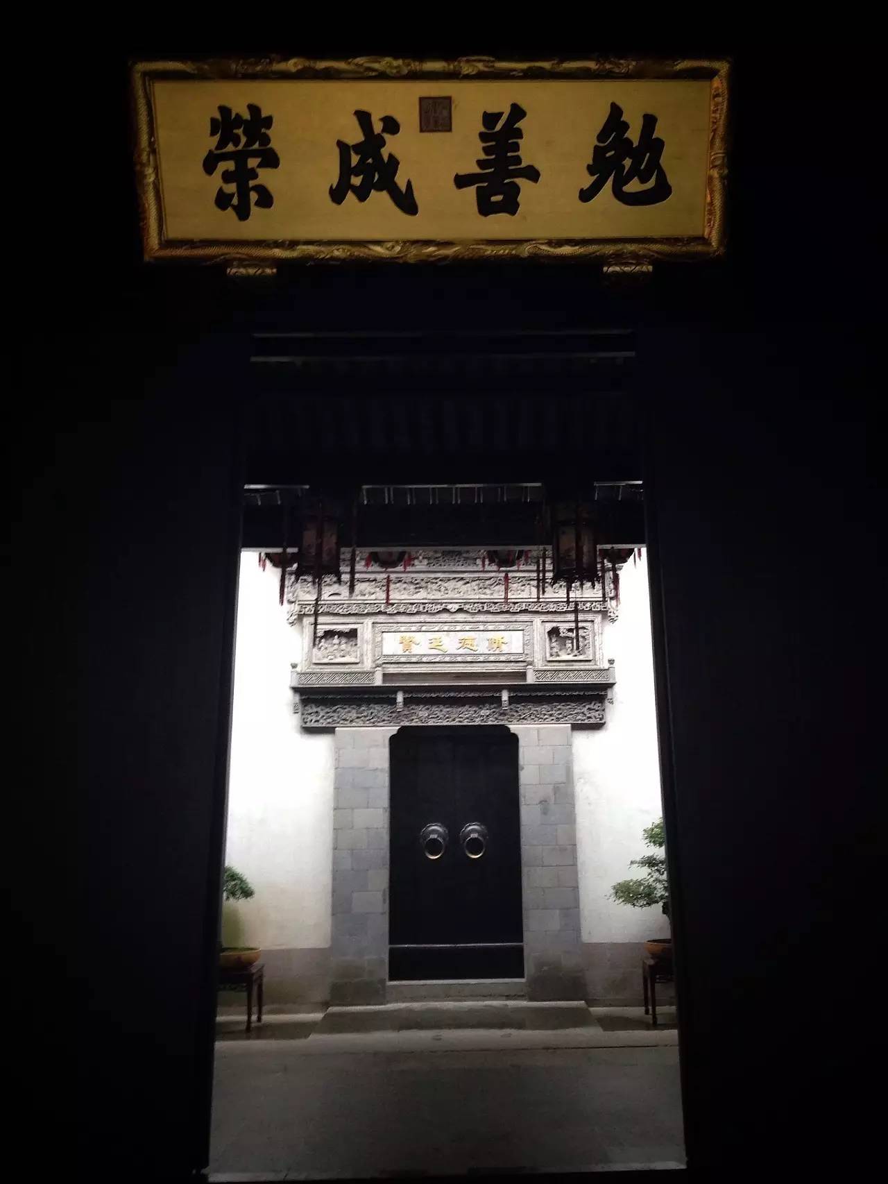 江南豪宅，淺談用紫檀和花梨木建的胡雪巖故居