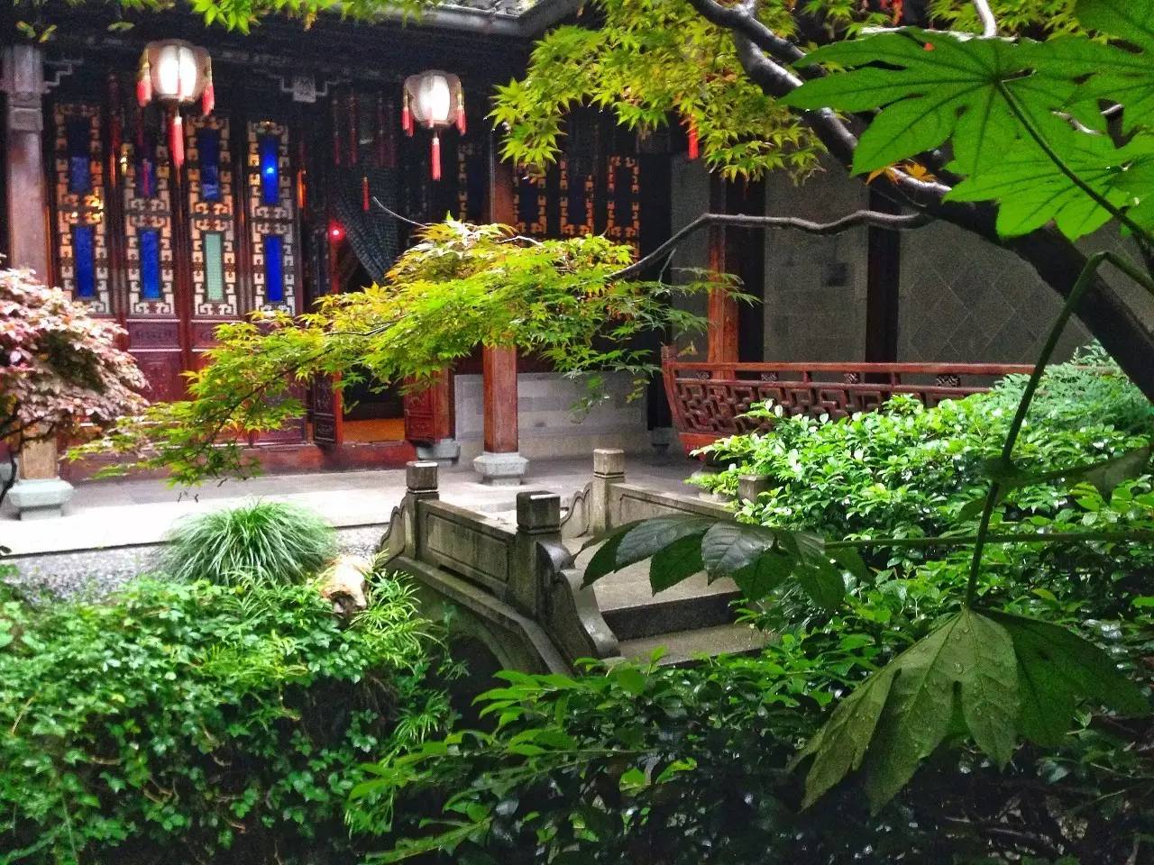 江南豪宅，淺談用紫檀和花梨木建的胡雪巖故居