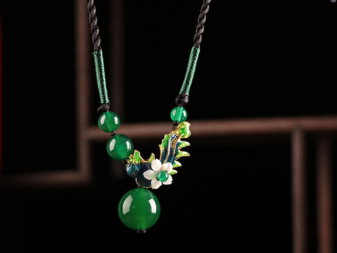 綠瑪瑙景泰藍(lán)吊墜鎖骨鏈復(fù)古風(fēng)時尚項(xiàng)鏈