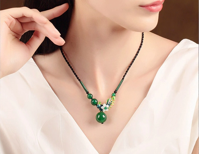 綠瑪瑙景泰藍(lán)吊墜鎖骨鏈復(fù)古風(fēng)時尚項(xiàng)鏈