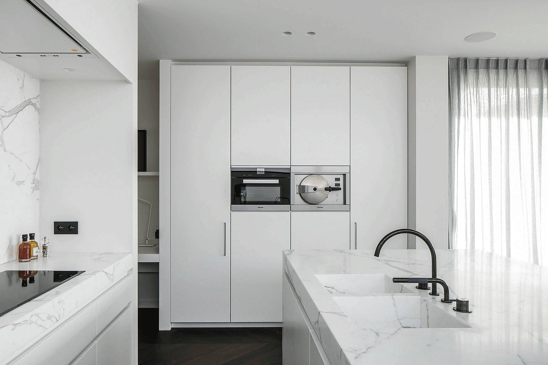 越白越簡，越極致