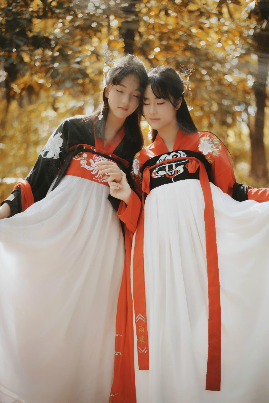 親密無間的閨蜜漢服古裝攝影