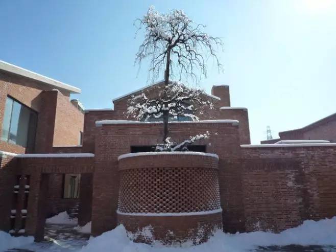 紅磚的建筑藝術(shù)，每一張紅磚墻都可以拿去做紅