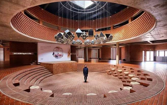 紅磚的建筑藝術(shù)，每一張紅磚墻都可以拿去做紅