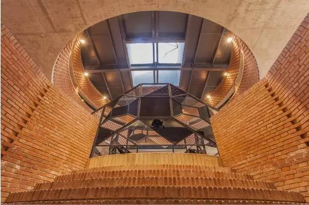 紅磚的建筑藝術(shù)，每一張紅磚墻都可以拿去做紅