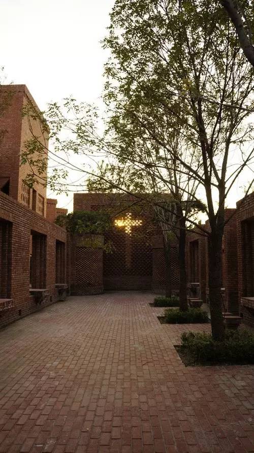 紅磚的建筑藝術(shù)，每一張紅磚墻都可以拿去做紅