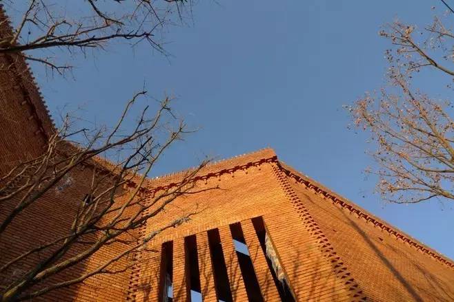 紅磚的建筑藝術(shù)，每一張紅磚墻都可以拿去做紅