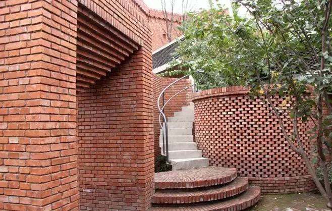 紅磚的建筑藝術(shù)，每一張紅磚墻都可以拿去做紅