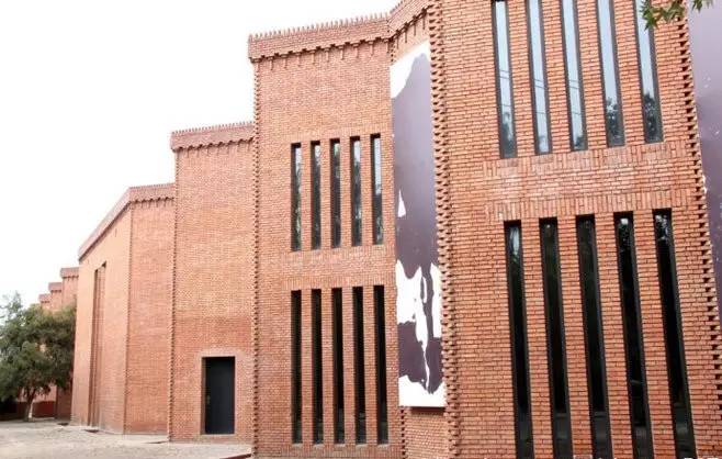 紅磚的建筑藝術(shù)，每一張紅磚墻都可以拿去做紅