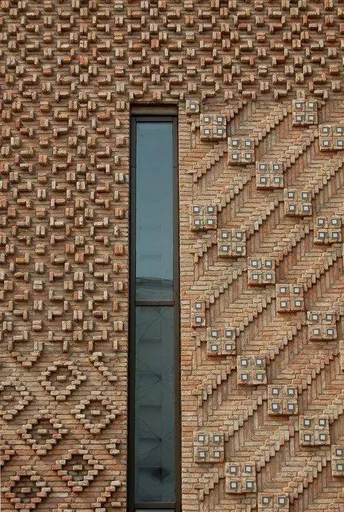 紅磚的建筑藝術(shù)，每一張紅磚墻都可以拿去做紅