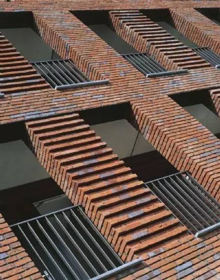 紅磚的建筑藝術(shù)，每一張紅磚墻都可以拿去做紅