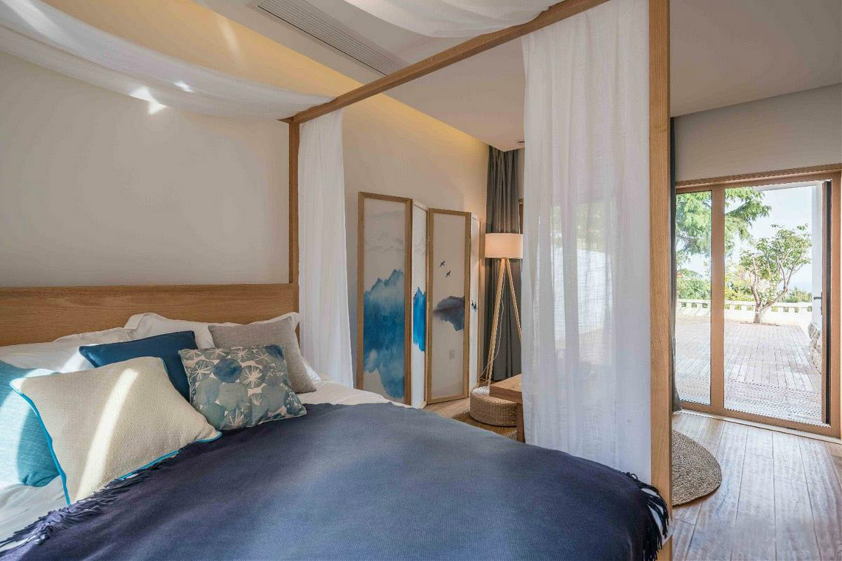 原木風(fēng)情的青島民宿，聽大海的聲音