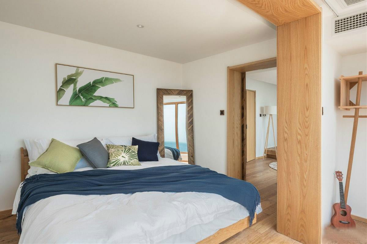 原木風(fēng)情的青島民宿，聽大海的聲音