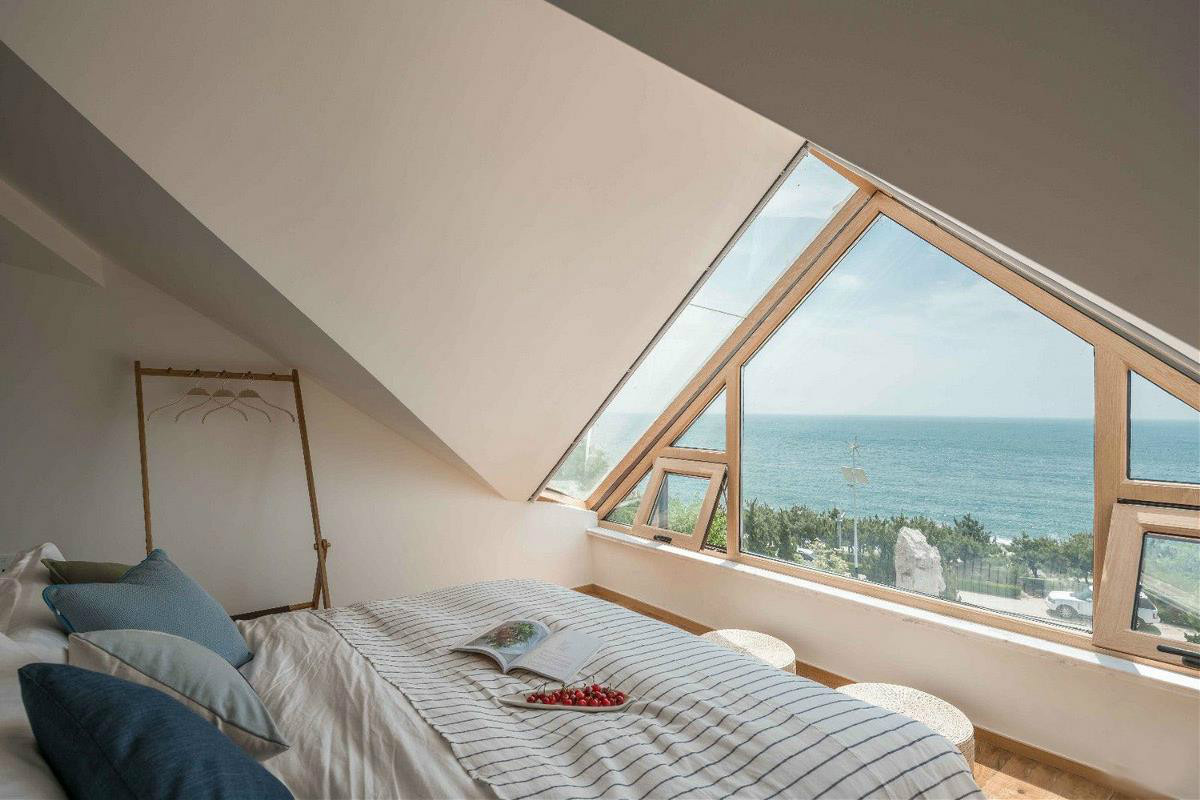 原木風(fēng)情的青島民宿，聽大海的聲音