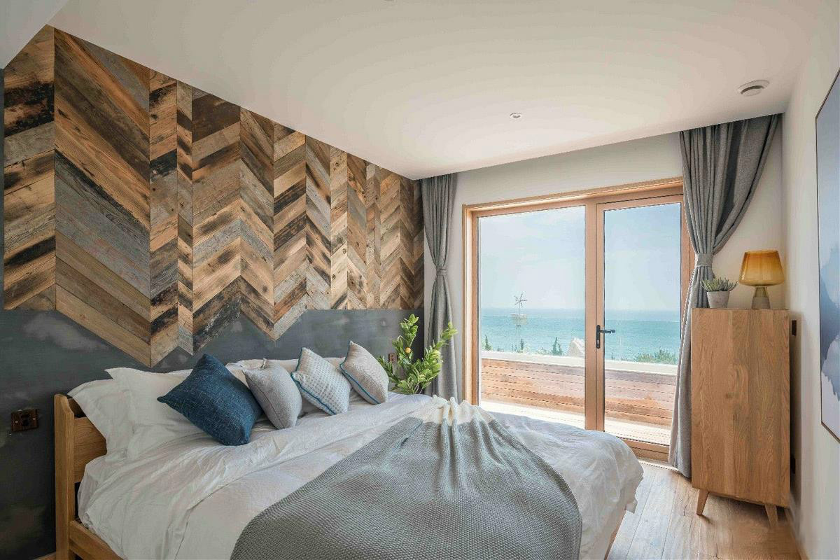 原木風(fēng)情的青島民宿，聽大海的聲音