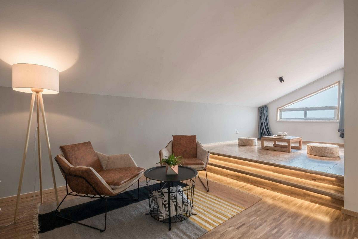 原木風(fēng)情的青島民宿，聽大海的聲音