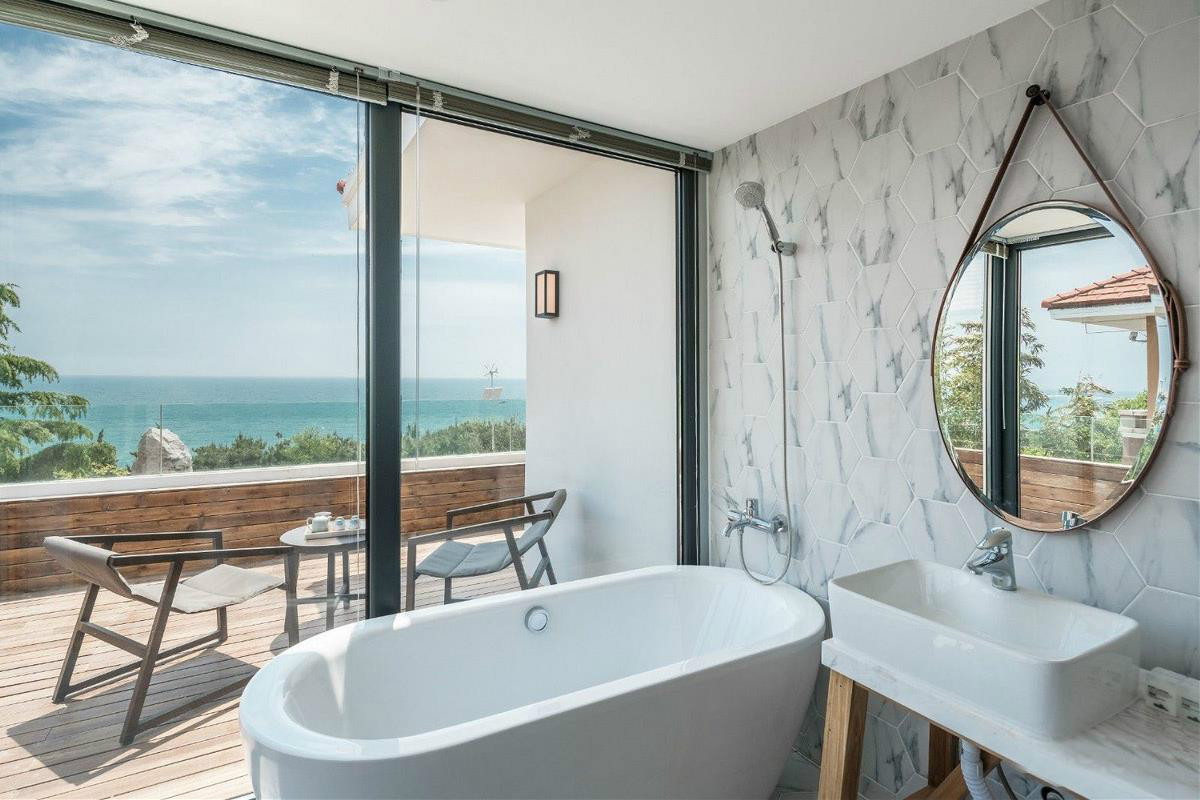 原木風(fēng)情的青島民宿，聽(tīng)大海的聲音