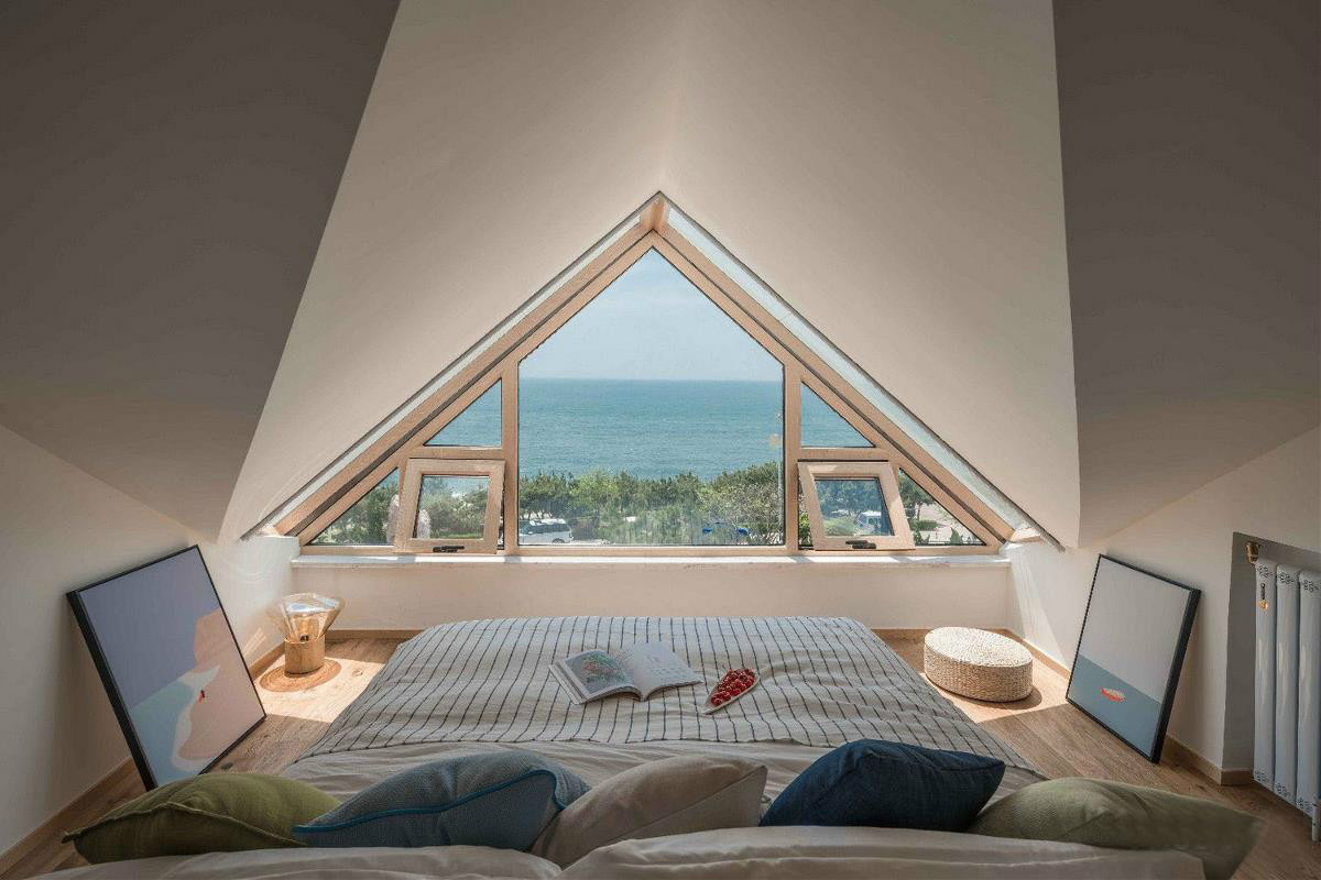 原木風(fēng)情的青島民宿，聽(tīng)大海的聲音