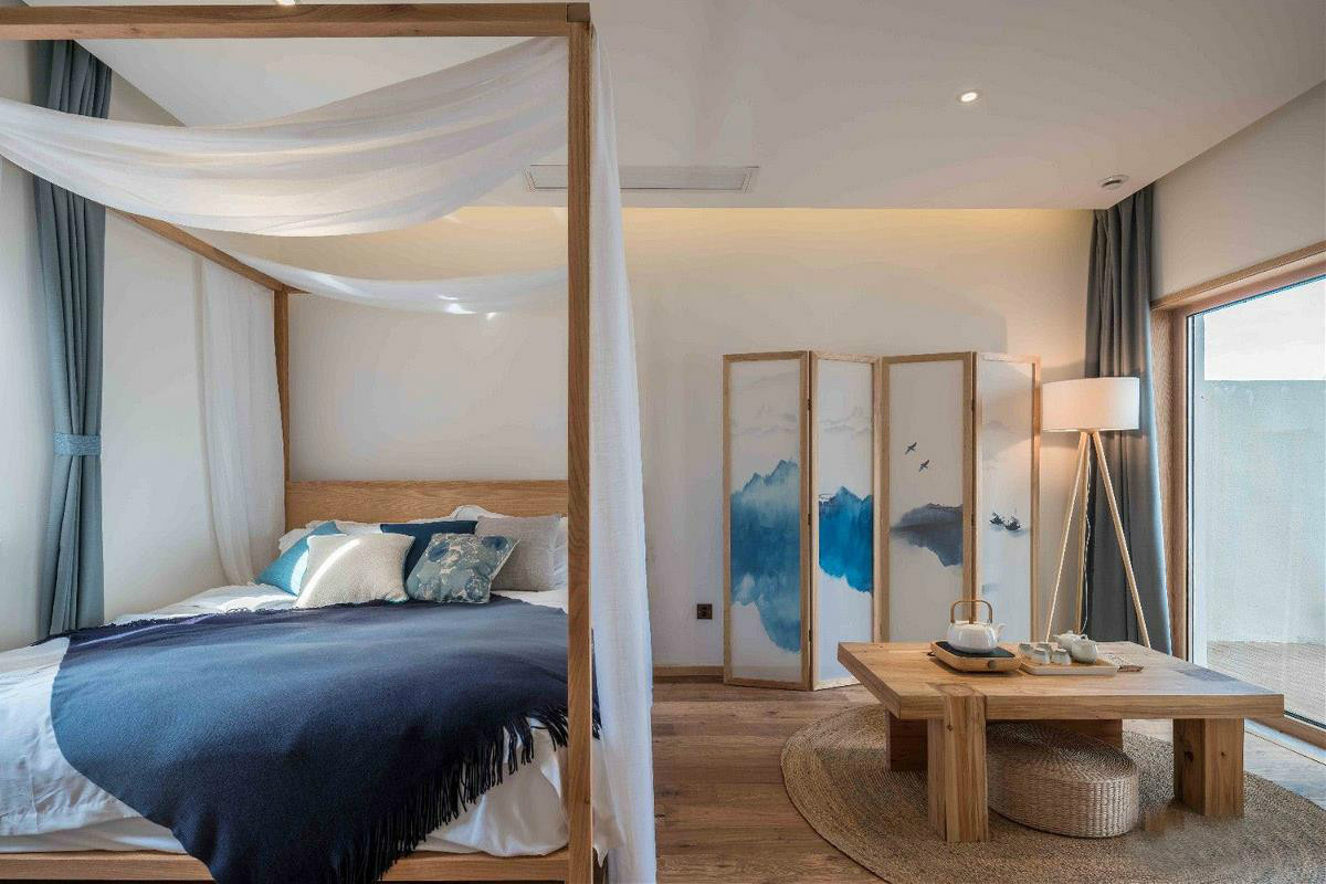 原木風(fēng)情的青島民宿，聽(tīng)大海的聲音