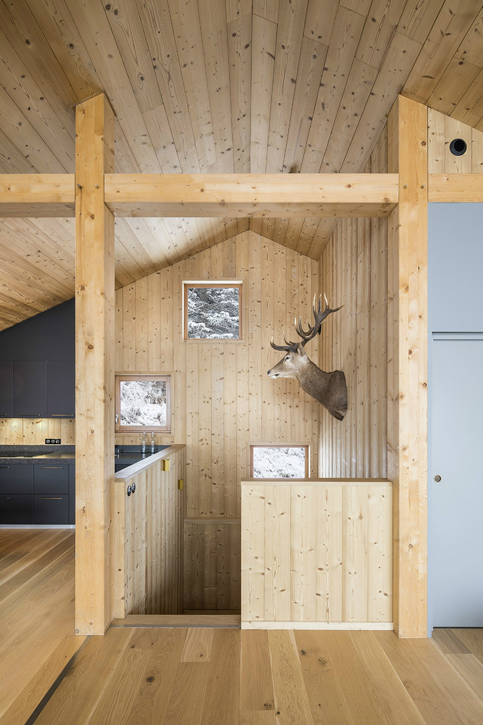 當(dāng)原木遇上雪花別有情調(diào)，雪中木屋設(shè)計