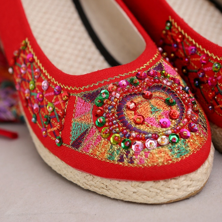 坡跟系帶繡花鞋，中式婚鞋