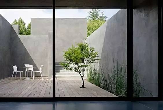 水泥墻樸素寂靜的美，庭院設(shè)計