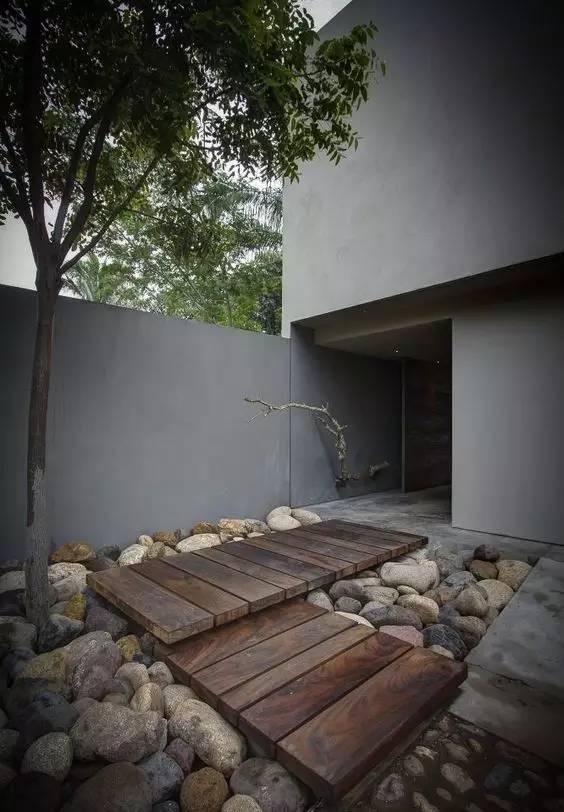 水泥墻樸素寂靜的美，庭院設(shè)計