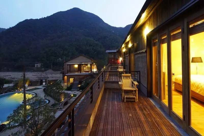 靜廬瀾柵，青山綿綿溪水潺潺