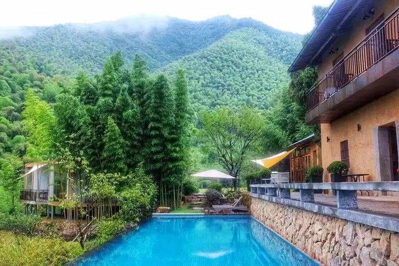 山中傳奇，800米高山無(wú)邊泳池