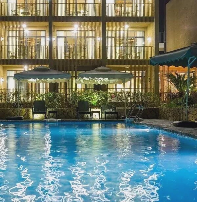 遙遠的山，庭院里的蔚藍泳池