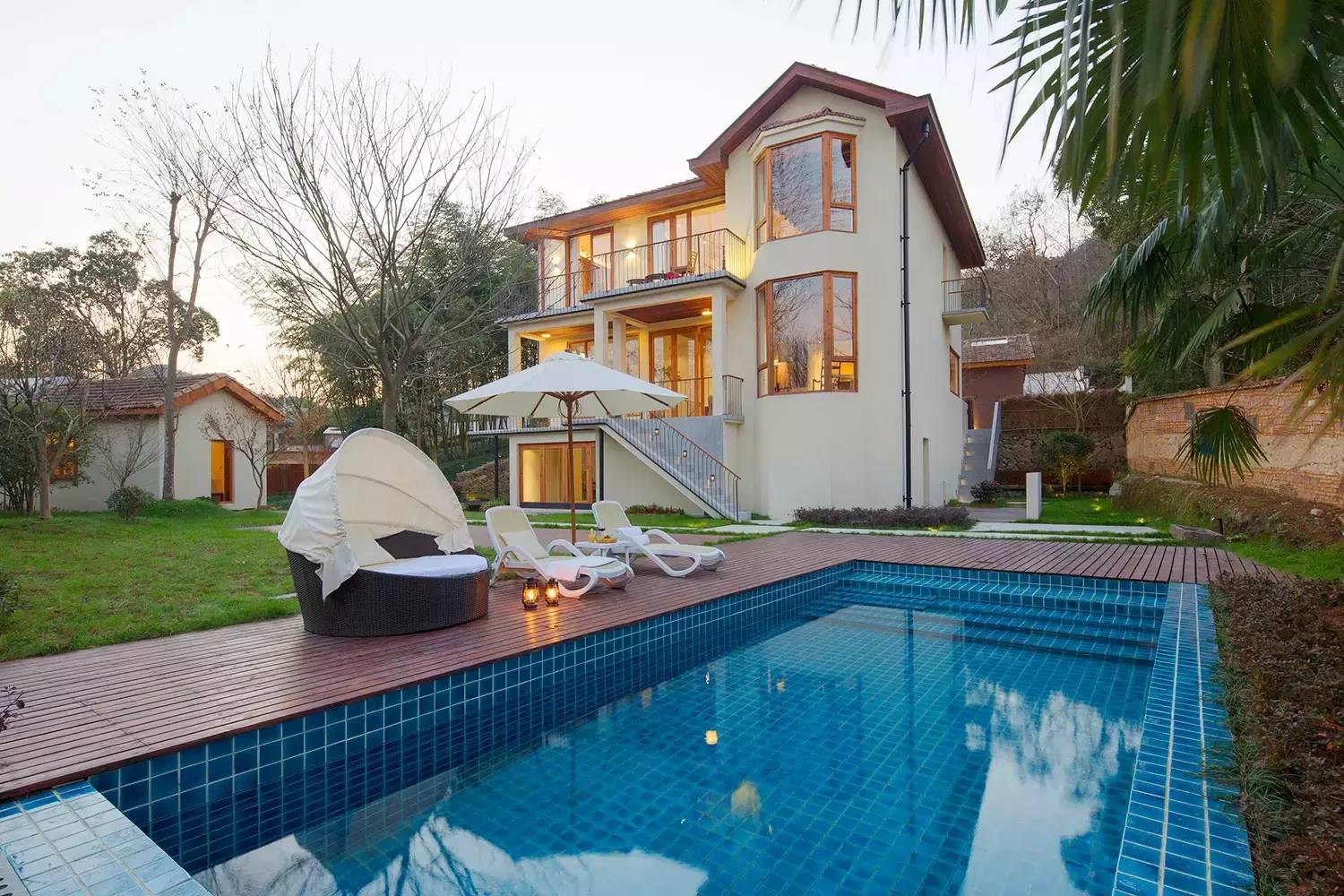 靜廬瀾柵，隱世小墅里一場(chǎng)泳池家庭趴