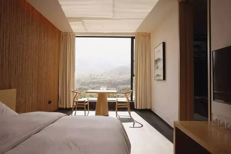 清研民宿，一塊草坪一方泳池