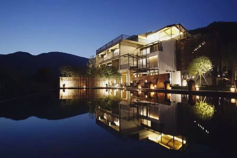 清研民宿，一塊草坪一方泳池