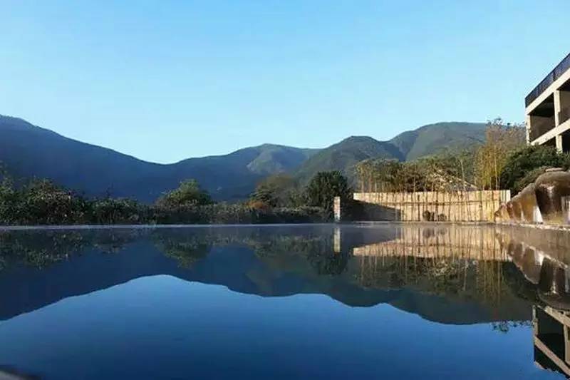 清研民宿，一塊草坪一方泳池